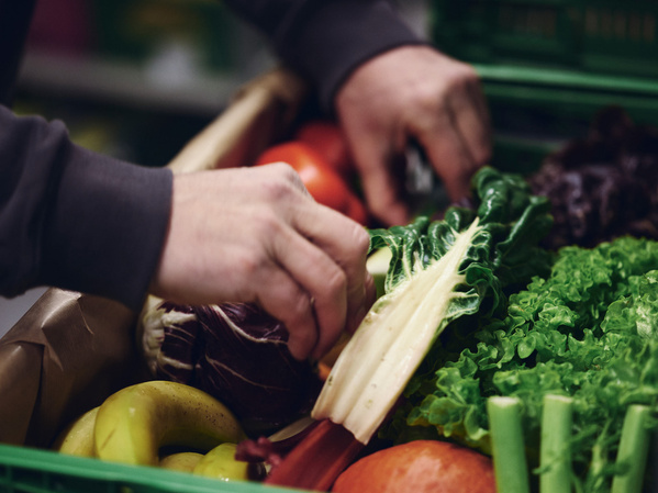 Mitarbeiter bringt die Gemüsekiste